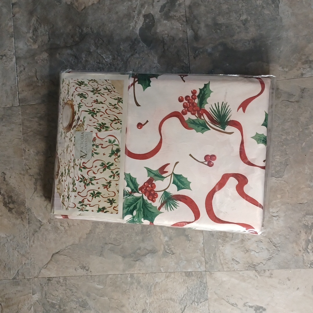 Nwot Victoria Classic Holiday Table Cloth